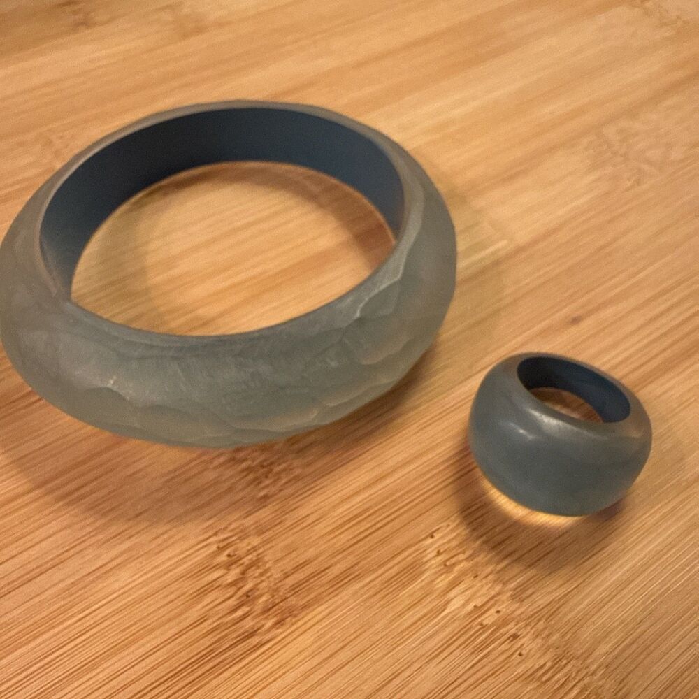 BLUE LUCITE BANGLE AND RING SET￼UNBRANDED